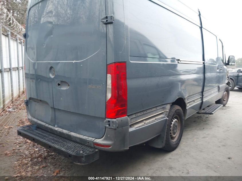 VIN WD4PF1CD7KP130472 2019 Mercedes-Benz Sprinter 2... no.4