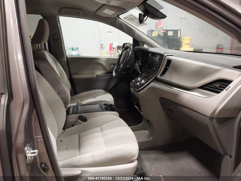 2019 TOYOTA SIENNA VIN: 5TDKZ3DC7KS001733