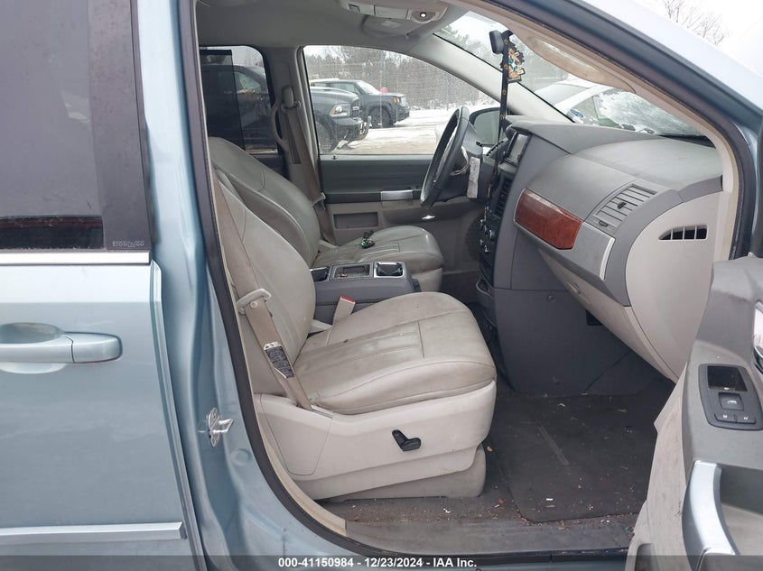 2008 CHRYSLER TOWN & COUNTRY VIN: 2A8HR54P28R666977