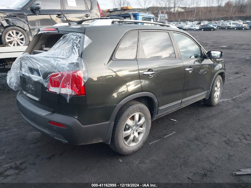 VIN 5XYKT4A64DG330587 2013 KIA SORENTO no.4