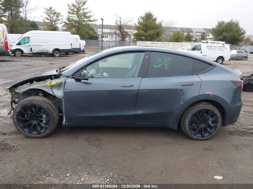 2022 Tesla Model Y Long Range Dual Motor All-Wheel Drive VIN: 7SAYGDEE3NF455642 Lot: 41169284