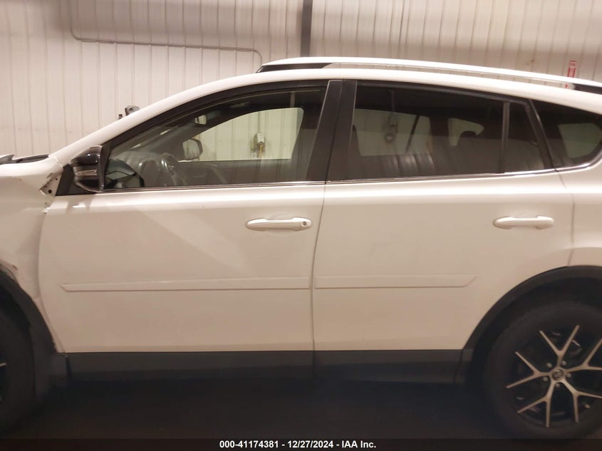 2016 TOYOTA RAV4 SE - JTMJFREV8GJ062794