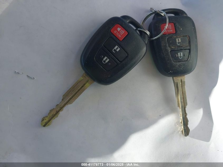 VIN JTMZFREV9HJ135806 2017 TOYOTA RAV4 LE