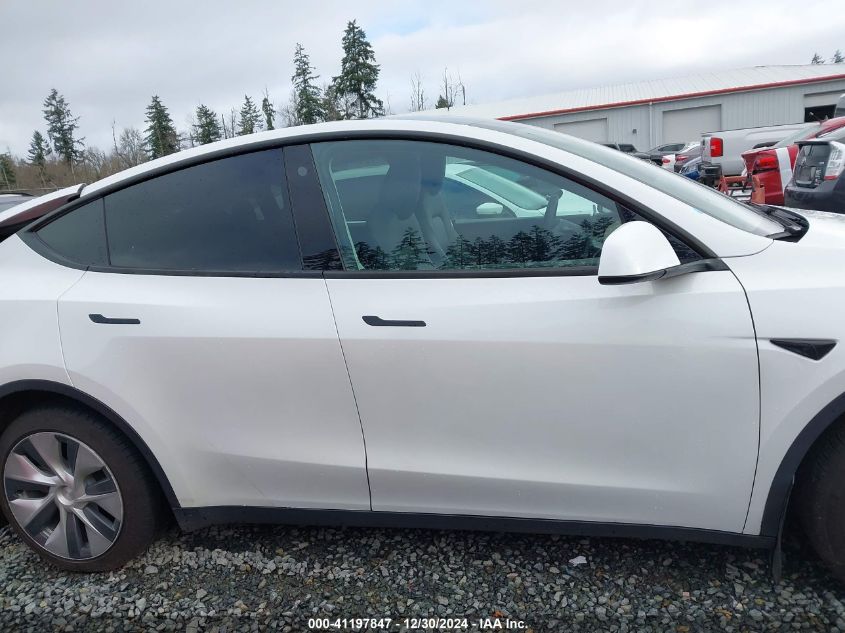 VIN 7SAYGDEE3NF428795 2022 TESLA MODEL Y no.13