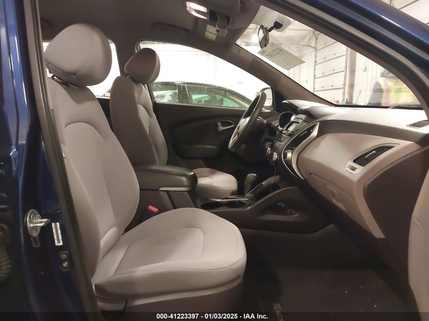 2010 HYUNDAI TUCSON VIN: KM8JT3AC1AU112379