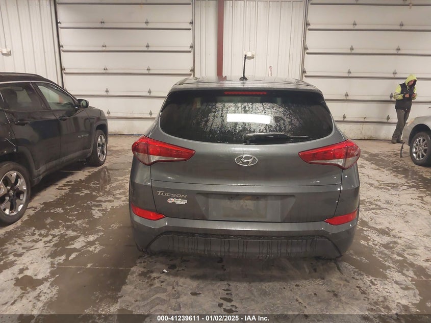 2017 HYUNDAI TUCSON SE - KM8J23A48HU547440