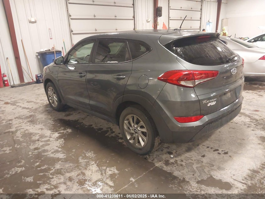 2017 HYUNDAI TUCSON SE - KM8J23A48HU547440