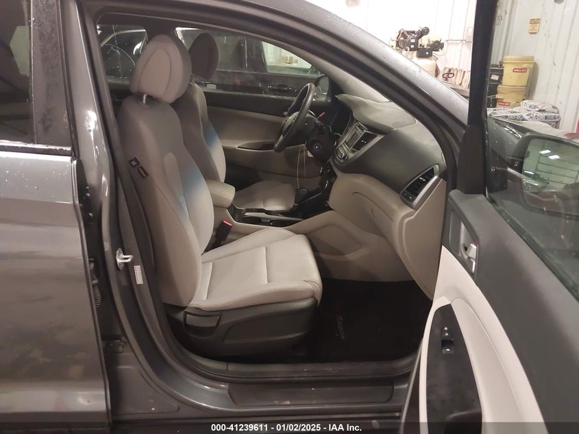 2017 HYUNDAI TUCSON SE - KM8J23A48HU547440