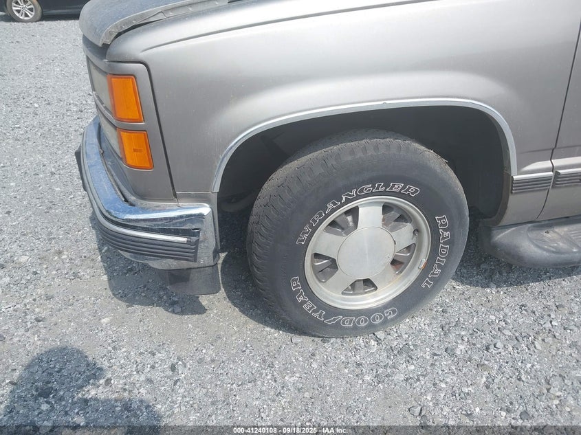 1999 GMC Suburban 1500 Sl VIN: 3GKEC16R4XG545833 Lot: 41240108