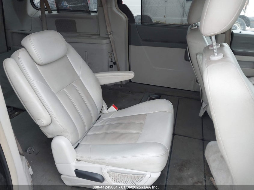 2008 CHRYSLER TOWN & COUNTRY VIN: 2A8HR54P68R736268