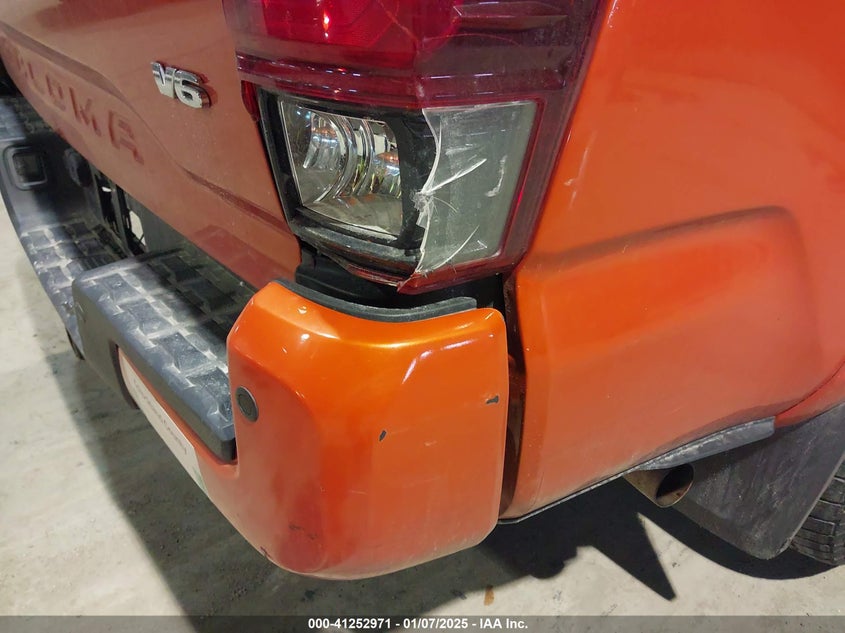 VIN 3TMDZ5BN0JM037805 2018 TOYOTA TACOMA TRD SPORT