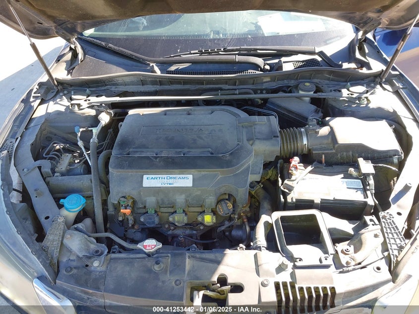 2013 HONDA ACCORD VIN: 1HGCR3F88DA038093