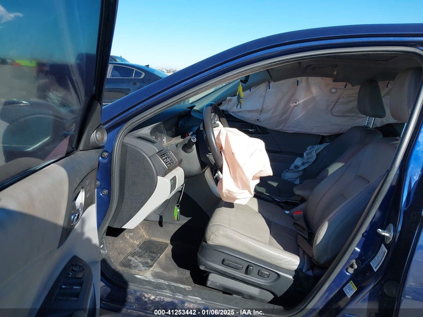 2013 HONDA ACCORD VIN: 1HGCR3F88DA038093