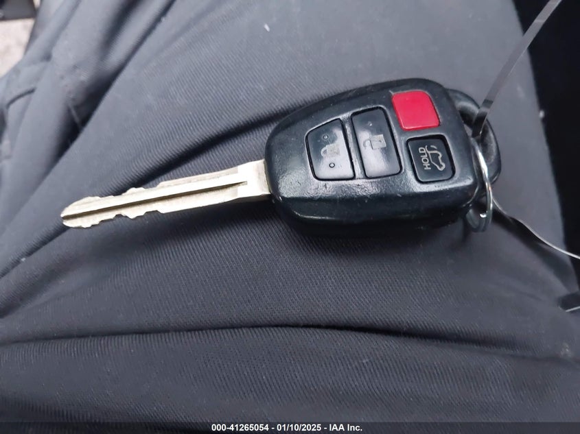 2014 TOYOTA RAV4 LE - JTMZFREV4EJ020705