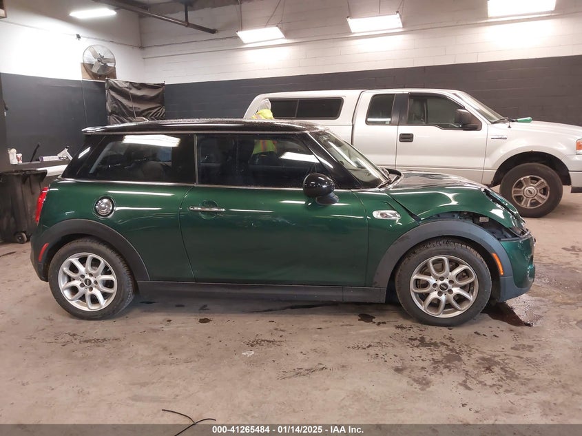 2016 MINI COOPER HARDTOP S VIN: WMWXP7C5XG2A44225