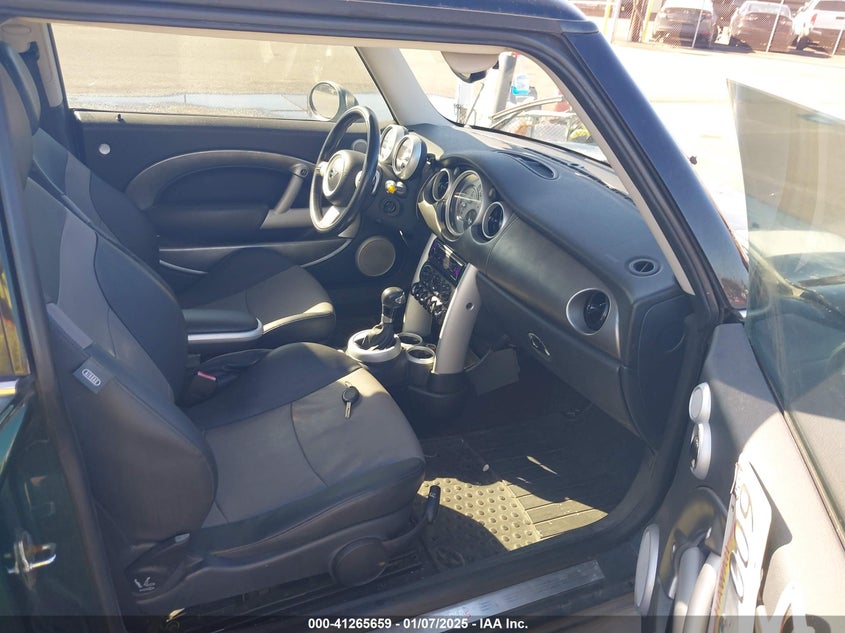 2006 MINI COOPER S VIN: WMWRE33566TJ34081