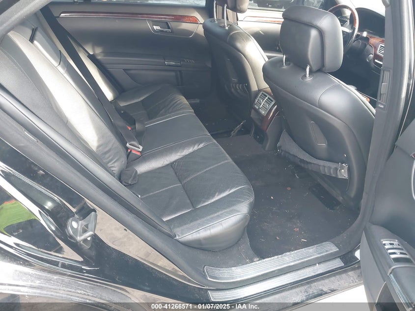 2007 MERCEDES-BENZ S 550 VIN: WDDNG86X07A136689