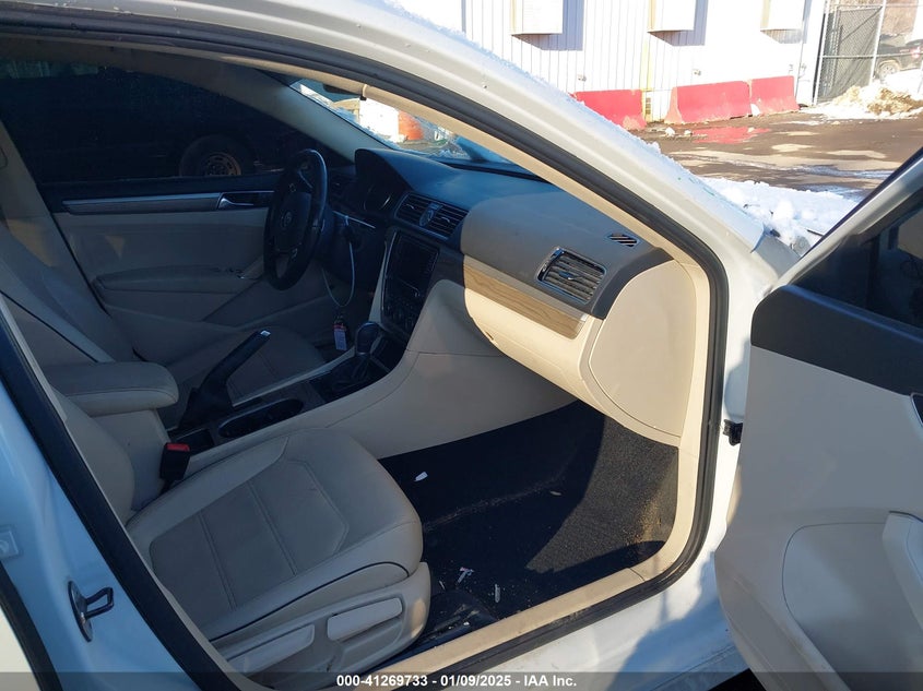 2017 VOLKSWAGEN PASSAT VIN: 1VWBT7A3XHC003822