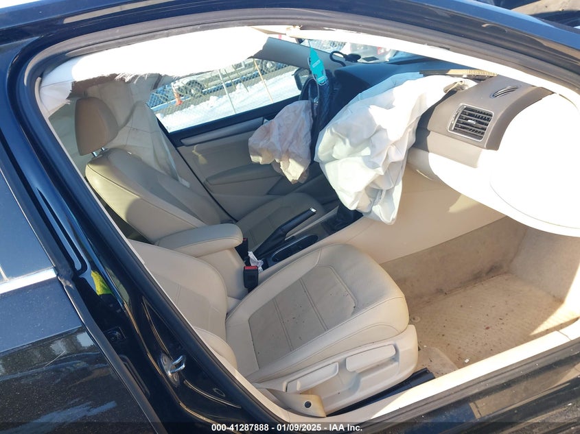 2015 VOLKSWAGEN PASSAT VIN: 1VWBV7A38FC039452