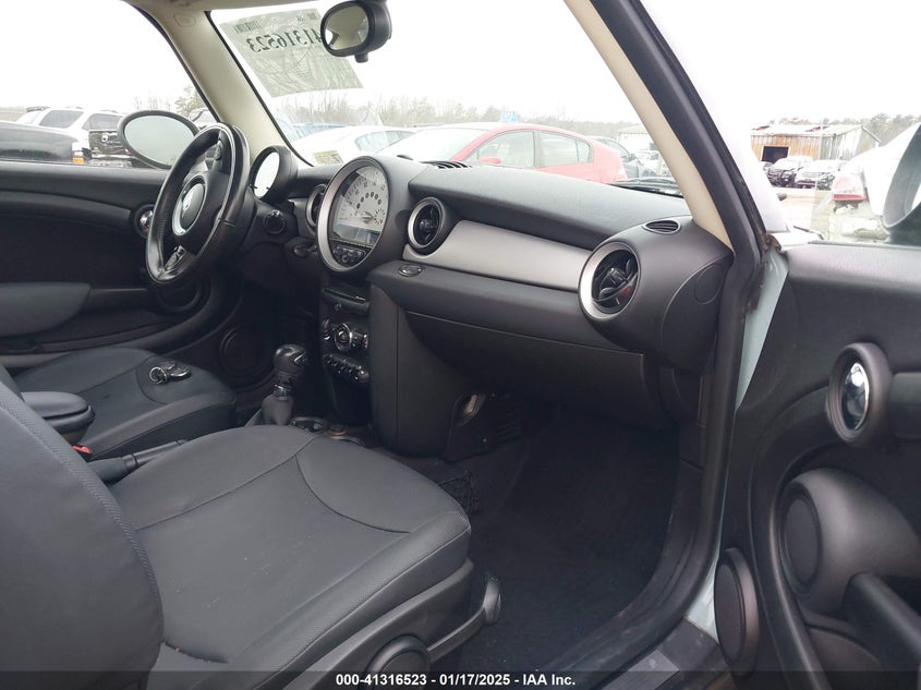 2011 MINI COOPER CLUBMAN VIN: WMWZF3C51BT187925