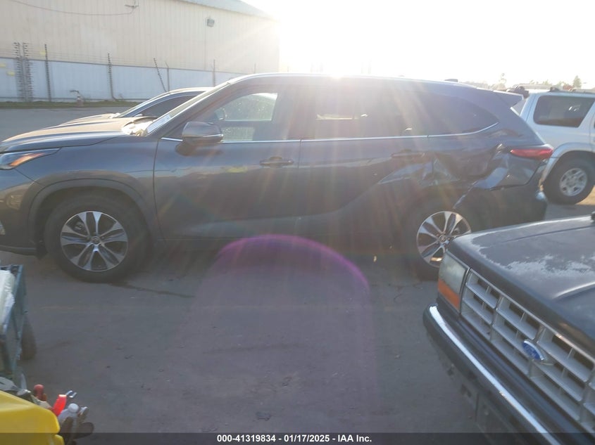 2022 TOYOTA HIGHLANDER XLE - 5TDGZRAH7NS113588