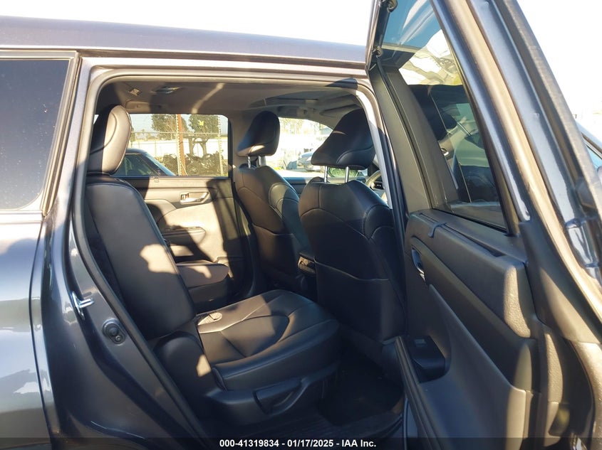 2022 TOYOTA HIGHLANDER XLE - 5TDGZRAH7NS113588