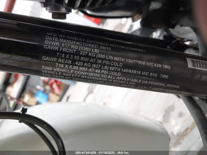 2011 HARLEY-DAVIDSON FLHX - 1HD1KBM10BB619569