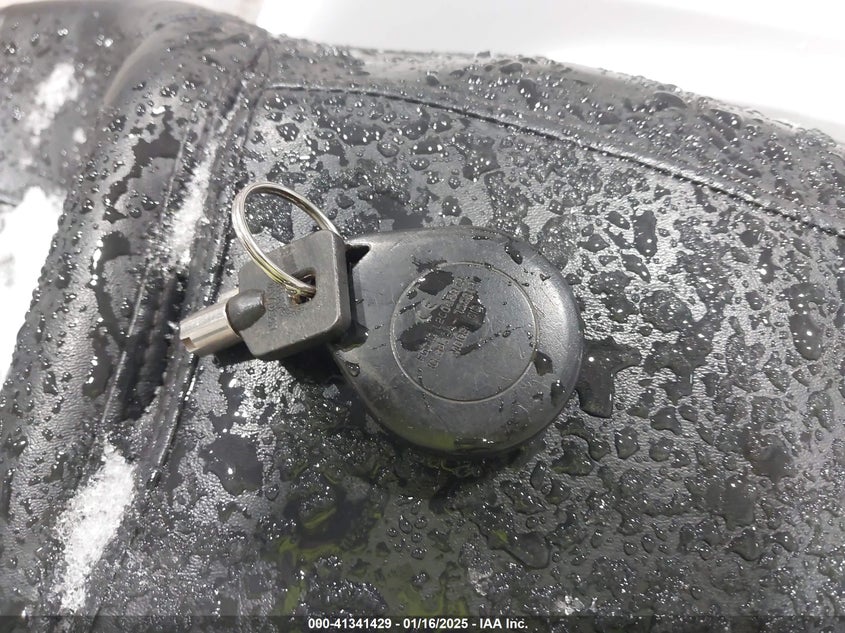 2011 HARLEY-DAVIDSON FLHX - 1HD1KBM10BB619569