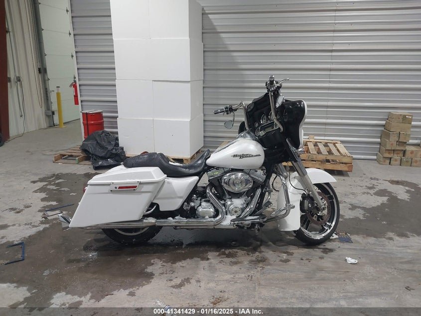 2011 HARLEY-DAVIDSON FLHX - 1HD1KBM10BB619569