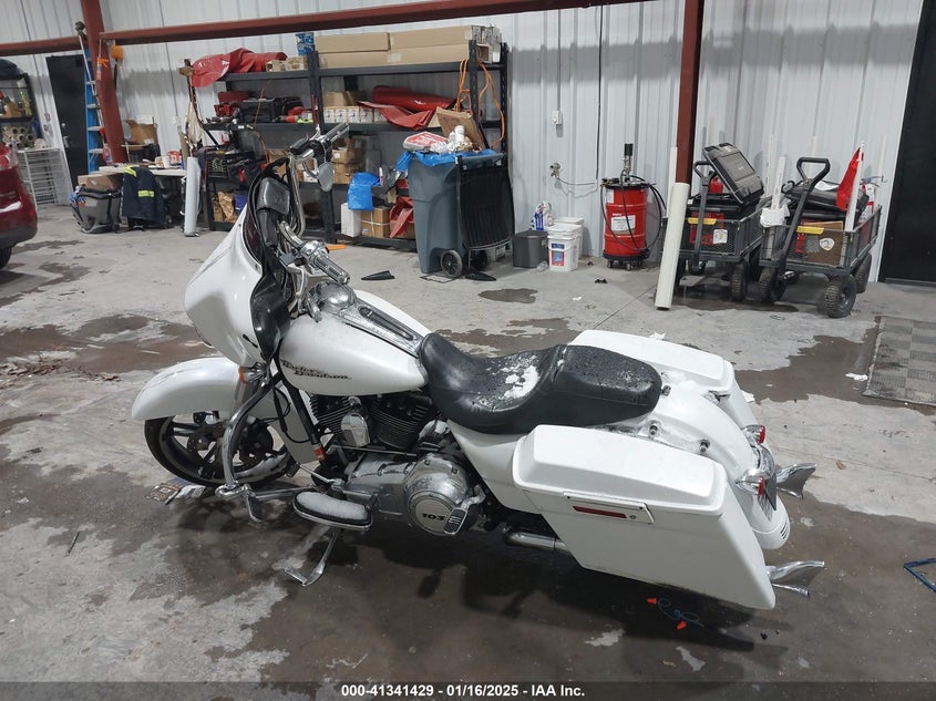 2011 HARLEY-DAVIDSON FLHX - 1HD1KBM10BB619569