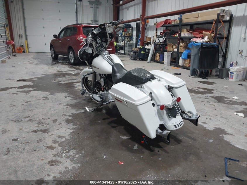 2011 HARLEY-DAVIDSON FLHX - 1HD1KBM10BB619569