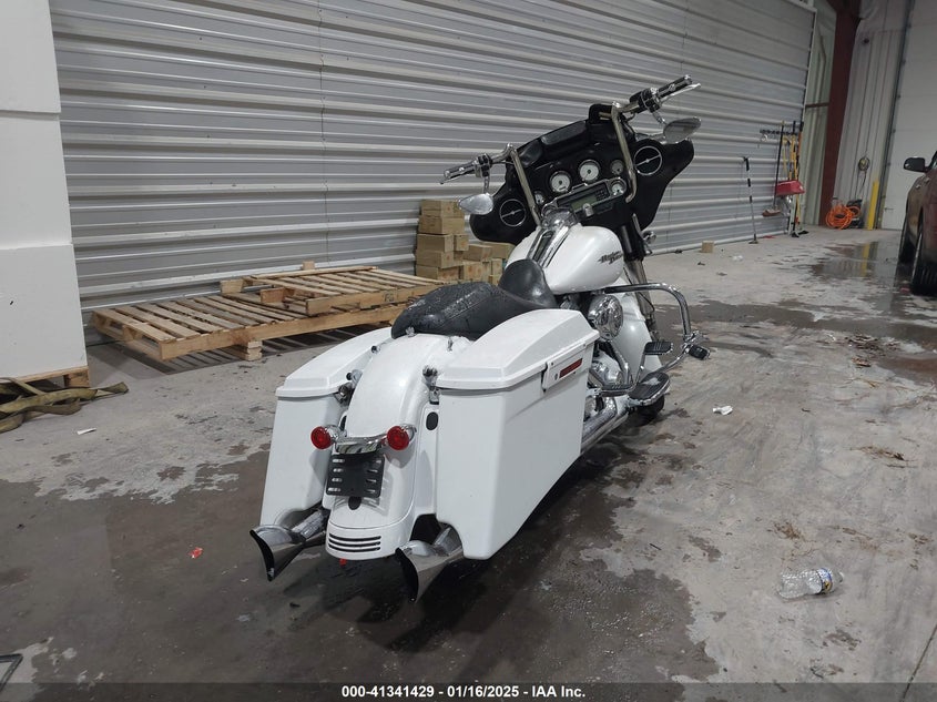 2011 HARLEY-DAVIDSON FLHX - 1HD1KBM10BB619569