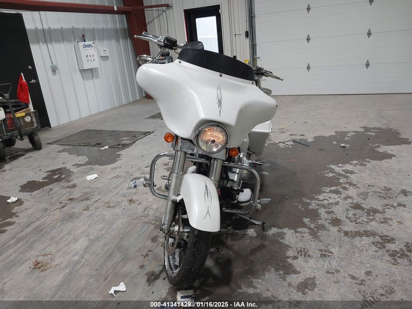 2011 HARLEY-DAVIDSON FLHX - 1HD1KBM10BB619569