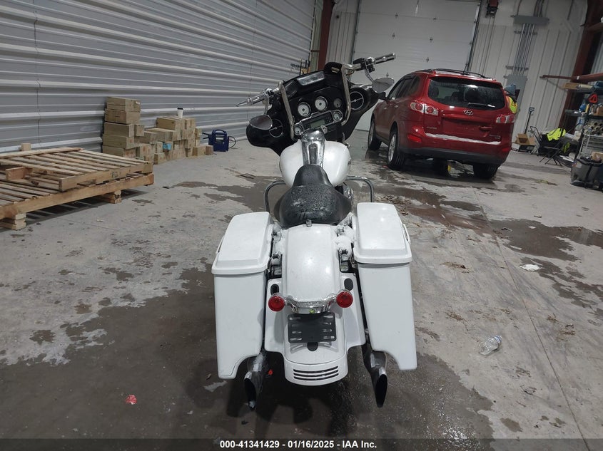 2011 HARLEY-DAVIDSON FLHX - 1HD1KBM10BB619569