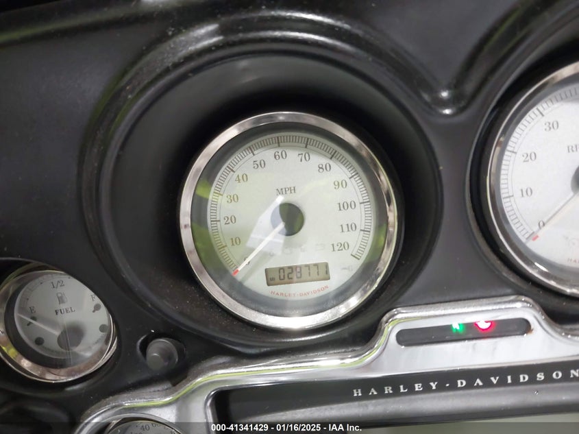 2011 HARLEY-DAVIDSON FLHX - 1HD1KBM10BB619569