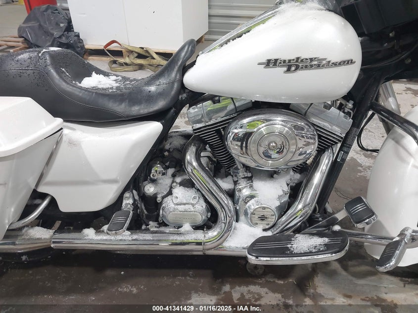 2011 HARLEY-DAVIDSON FLHX - 1HD1KBM10BB619569