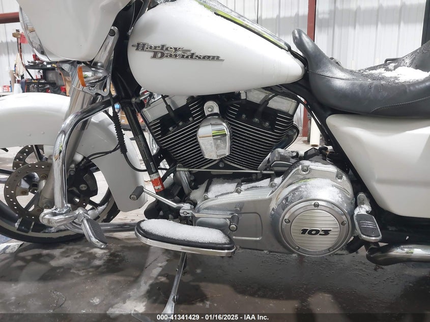 2011 HARLEY-DAVIDSON FLHX - 1HD1KBM10BB619569