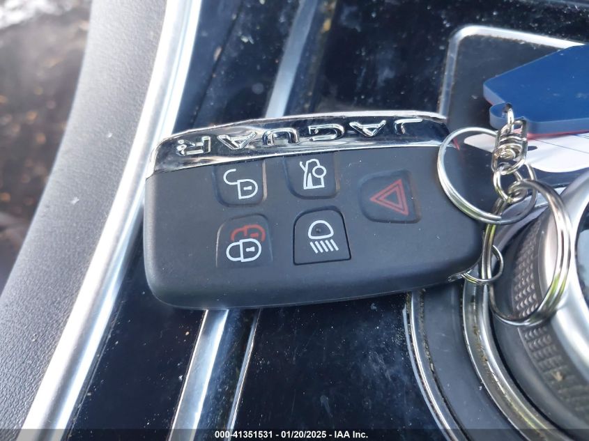 Jaguar XE 2019-auction-10