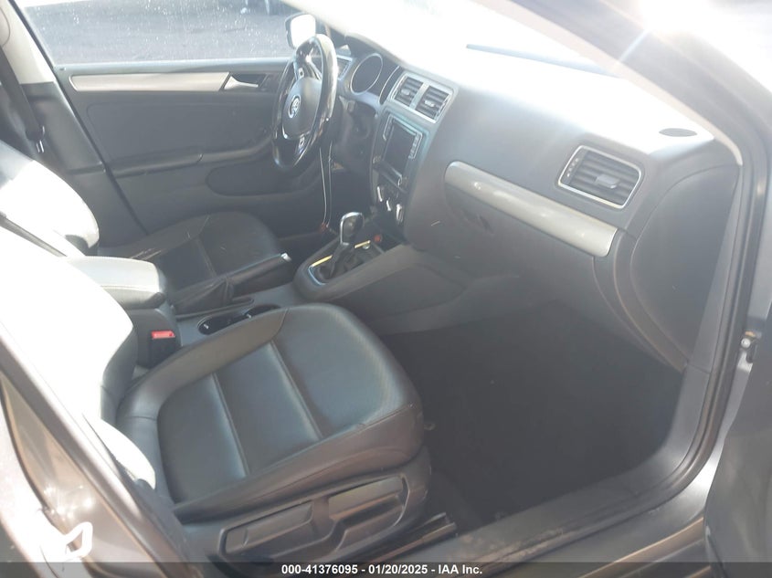 2017 VOLKSWAGEN JETTA VIN: 3VWDB7AJ3HM398211