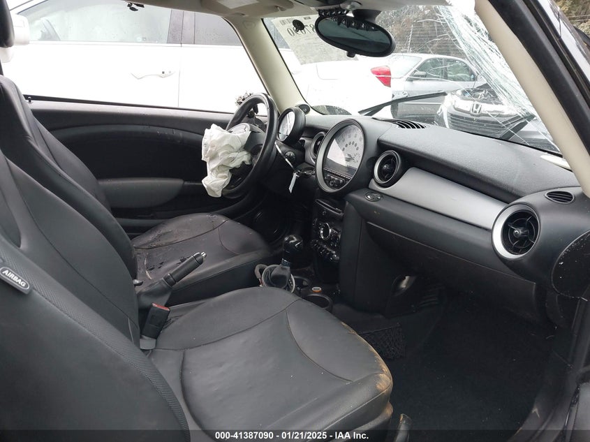 2011 MINI COOPER CLUBMAN VIN: WMWZF3C55BT188172