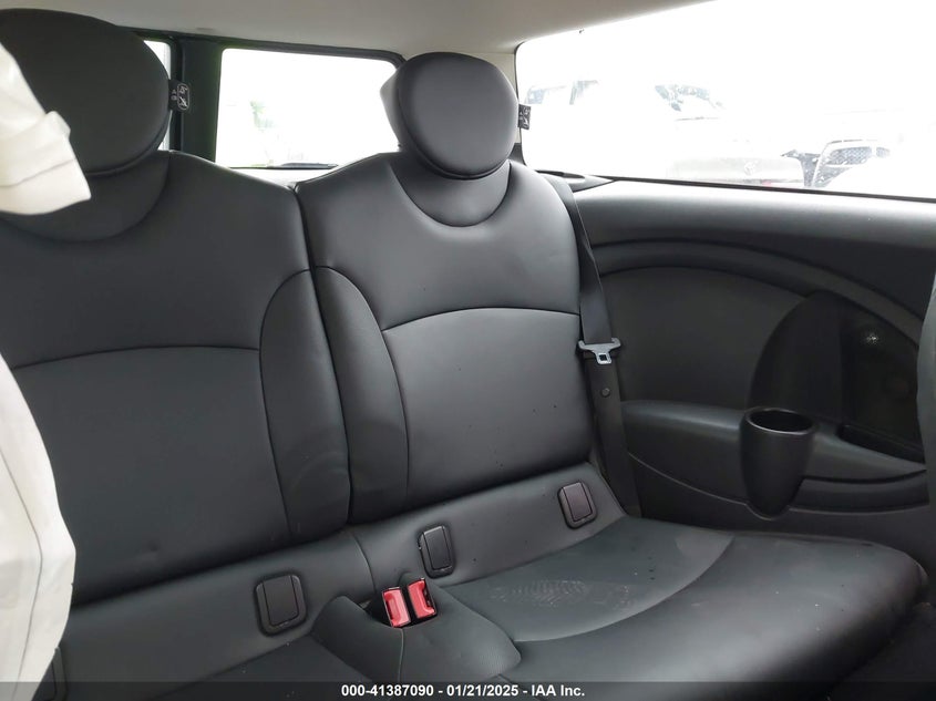 2011 MINI COOPER CLUBMAN VIN: WMWZF3C55BT188172