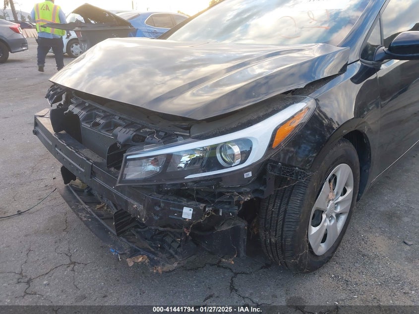 2017 KIA FORTE VIN: 3KPFK4A79HE090842