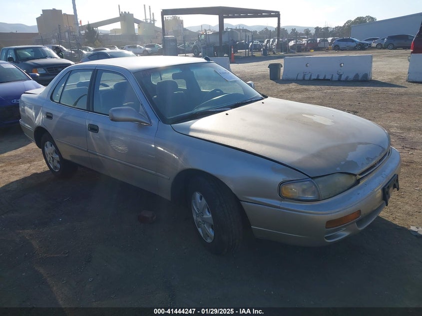1996 Toyota Camry Dx/Le/Xle gold sedan gasoline 4T1BG12K4TU818638 photo #1