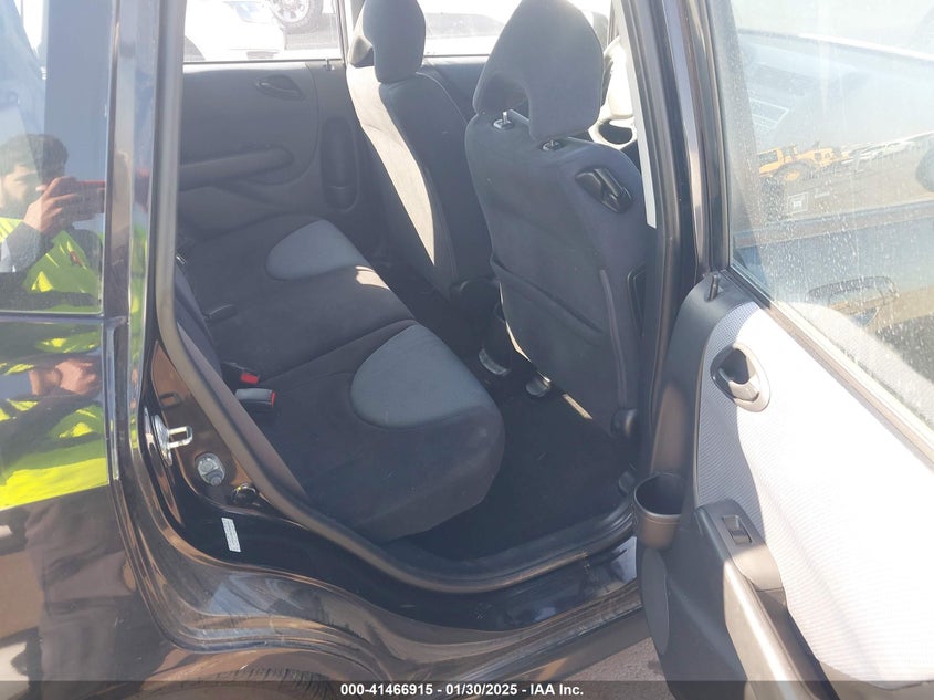 2007 HONDA FIT VIN: JHMGD38627S062557