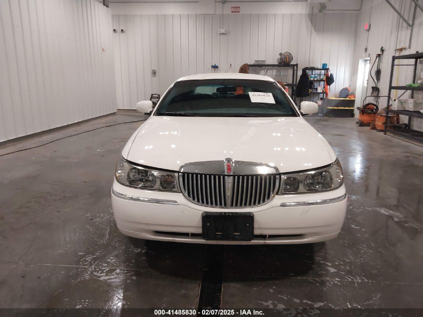 2001 Lincoln Town Car Executive VIN: 1L1FM81W11Y724375 Lot: 41485830