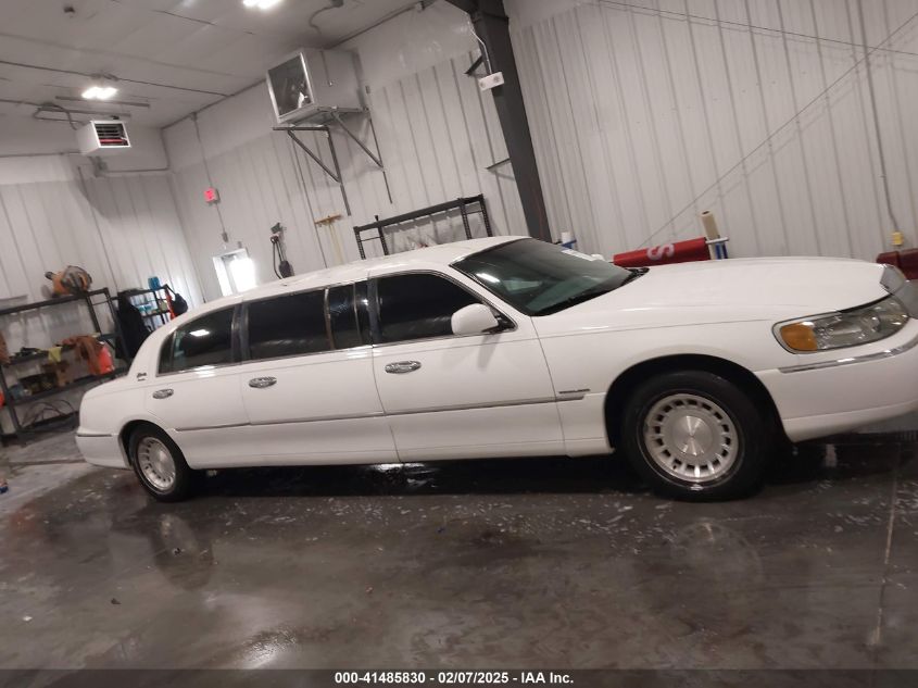 2001 Lincoln Town Car Executive VIN: 1L1FM81W11Y724375 Lot: 41485830