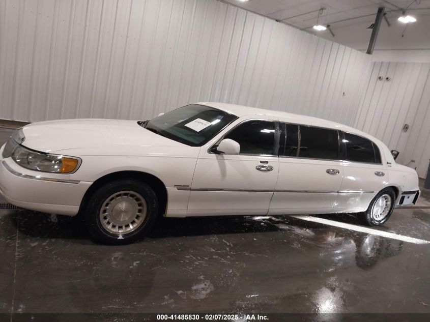 2001 Lincoln Town Car Executive VIN: 1L1FM81W11Y724375 Lot: 41485830