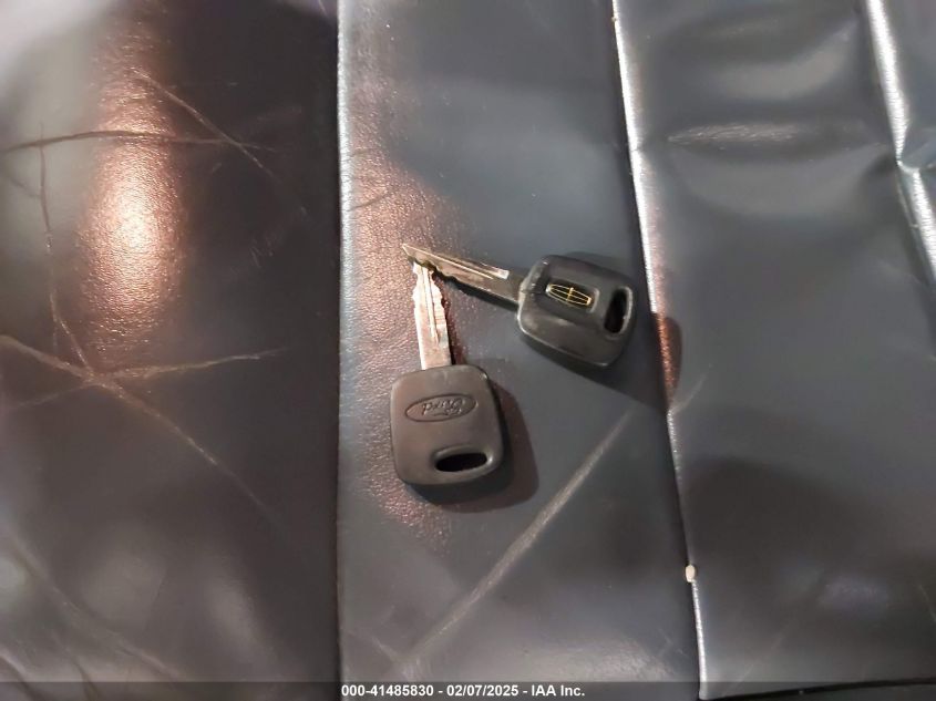 2001 Lincoln Town Car Executive VIN: 1L1FM81W11Y724375 Lot: 41485830