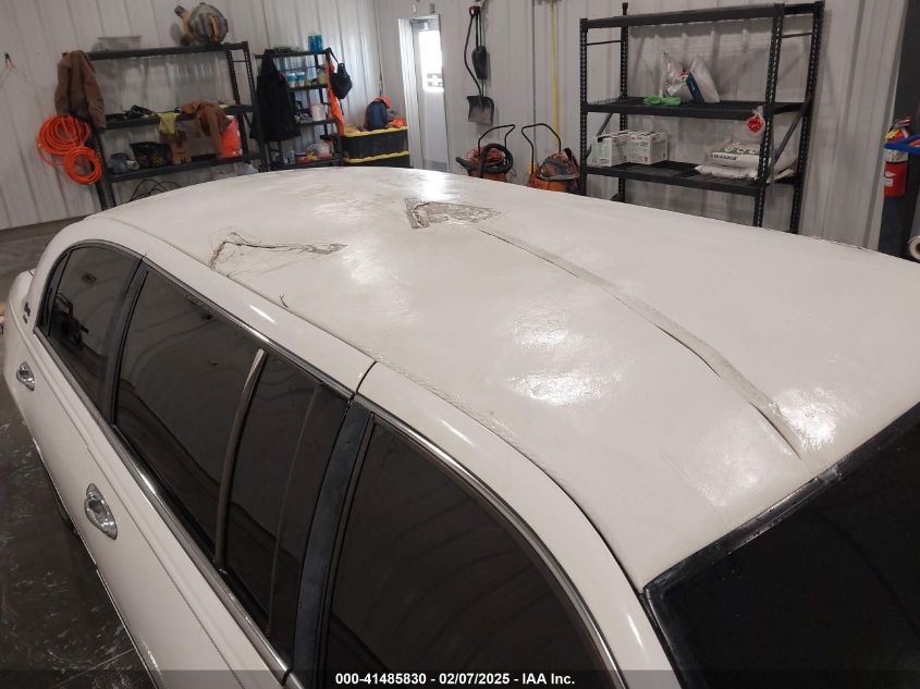 2001 Lincoln Town Car Executive VIN: 1L1FM81W11Y724375 Lot: 41485830