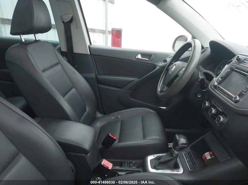 2010 VOLKSWAGEN TIGUAN VIN: WVGAV7AXXAW001922